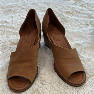 Sole Society Ralimia stacked heel Tan Leather Peep-Toe Heels.
